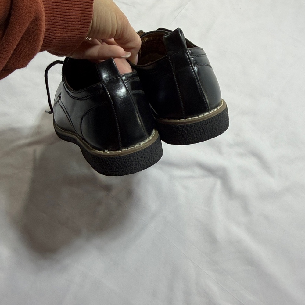 Boys black dress shoes size 4.5 - Picture 4 of 6